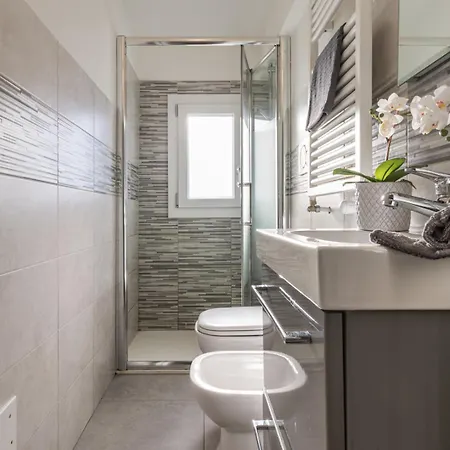 45 Minutes To Venice - By Flora Fagare della Battaglia