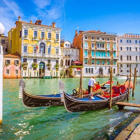 45 Minutes To Venice - By Flora Lejlighed