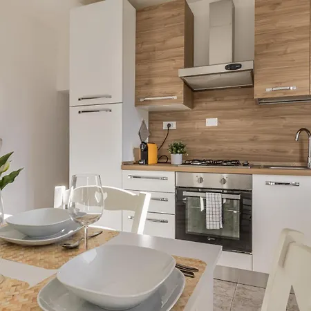 45 Minutes To Venice - By Flora *