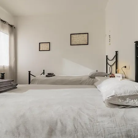 45 Minutes To Venice - By Flora